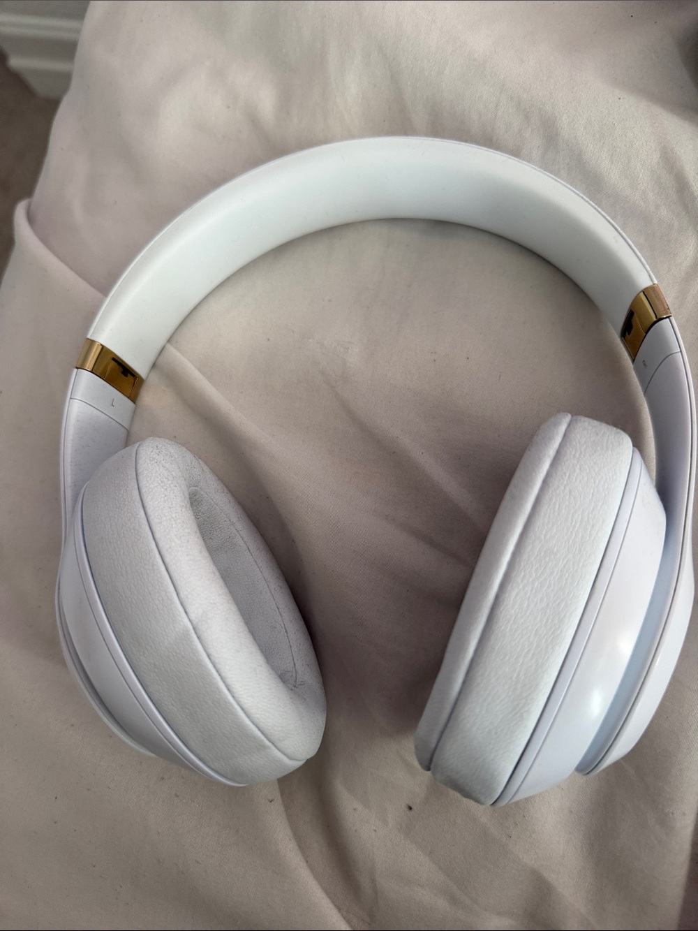 Beats studio pros (NO CHARGER) -white&gold